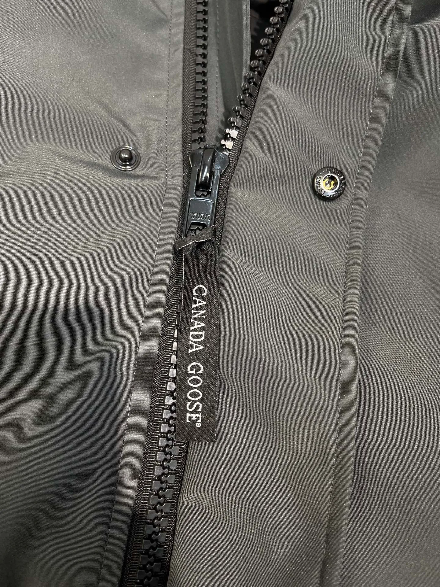 P720 high-end version (new version of Big Goose 01) Canada Goose Canada Goose #Chilliwack 7999M bomber jacket short down jacket/01 model #Men and Women Same Style# ➖ Genuine synchronous anti-counterfeiting chip sensor! ➖ Imported 21S polyester-cotton blended original fabric [last year’s 16S/18S hard fabrics have been completely eliminated, this year all use 21S genuine synchronous fabrics, the soft mid-strap feels delicate and textured], genuine synchronous Feather-Light 10D waterproof coating fabric, made of 84.5 polyester fiber and 15.5 cotton, 100% the best feel in the entire network! ➖ The genuine official website is synchronized with the national standard 80 white duck down, you can check the official website customer service, there will never be a series of misleading claims such as 90 down or goose down! ➖ Using the best nylon lining with double double-layer sealing design, velvet-proof No. 7 needle + grid-filled down ready-made garments, there is 100% no so-called velvet running! ➖ The cuffs are designed with thickened seamless threads, and the collar and pockets are lined with top-quality polar fleece to keep you warm and comfortable! ➖ Yoshida YKK provides original custom-made electroplated sliders. YKK two-way lockable zippers are tight and smooth and will not peel off paint! ➖ 3M composite guarantees that the Velcro is the same as the original, durable, and all accessories and hardware are custom-made! ➖ Imported BEHRINGER embroidery machine to customize the 10,000-needle embroidery logo, 98% of which can be reproduced to restore the original logo. You can check and compare on the official website! ➖ The fur collars are all made of large pieces of Western Canadian blue wolf hide, ensuring that each fur collar is 13-15cm wide!   Size:XS-XXL